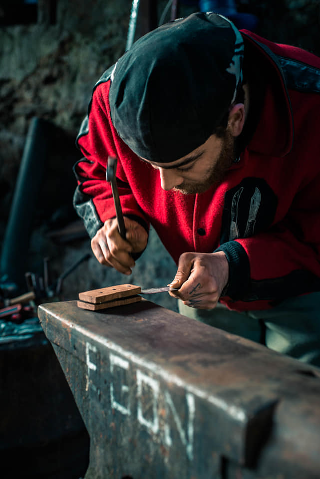 pose des rivets du manche du couteau