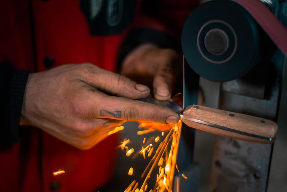 façonnage du manche du couteau par enlèvement de matière