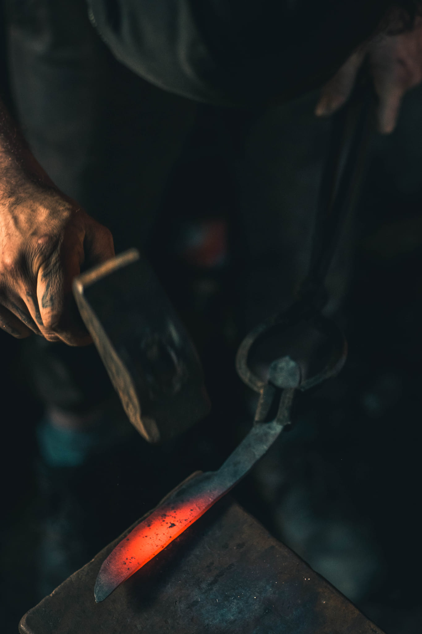 forge du tranchant de la lame par l'action du marteau