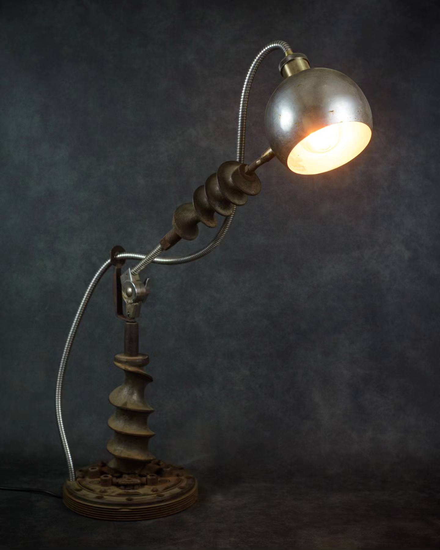 lampe retro futuriste